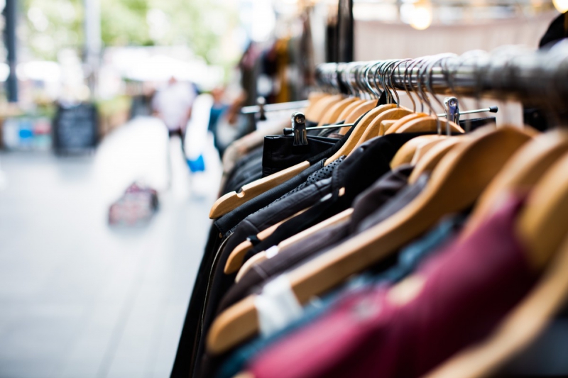 magasin-VALBONNE-min_blur_close_up_focus_hanger_jacket_market_people_rack-1176303